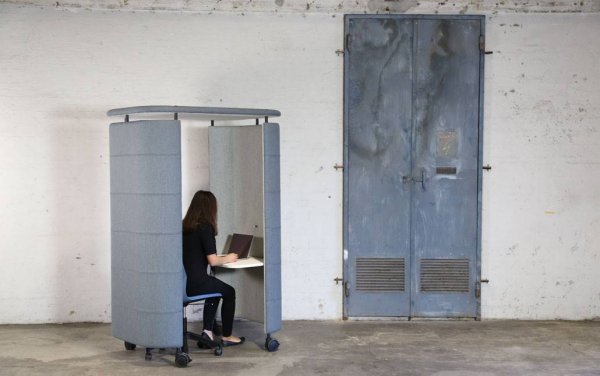 InnoPod-Mobile-Sound-Absorbing-Work-Pod-In-Use